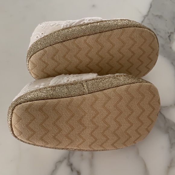 Floral Eyelet Infant Shoes - Picture 3 of 4